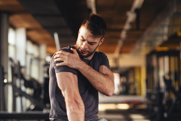 5 Tips Mencegah Bahu Terkilir Saat Olahraga 5 Tips Mencegah Bahu Terkilir Saat Olahraga