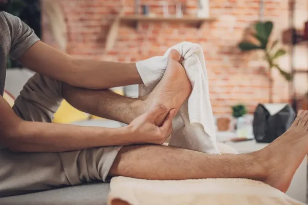7 Tips Mencegah Bau Kaki Secara Alami