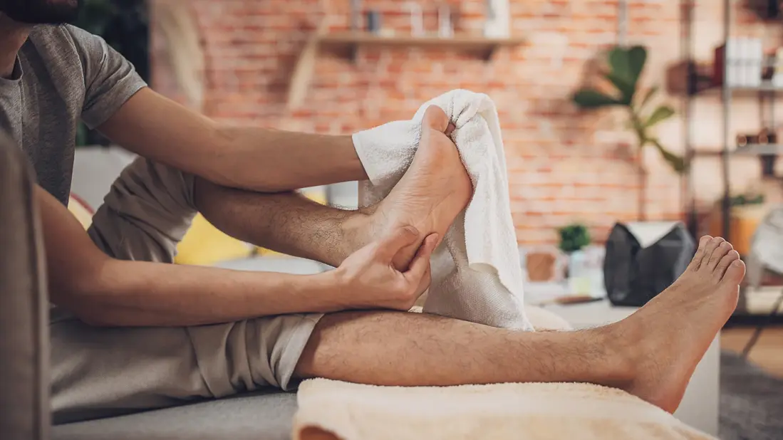 7 Tips Mencegah Bau Kaki Secara Alami