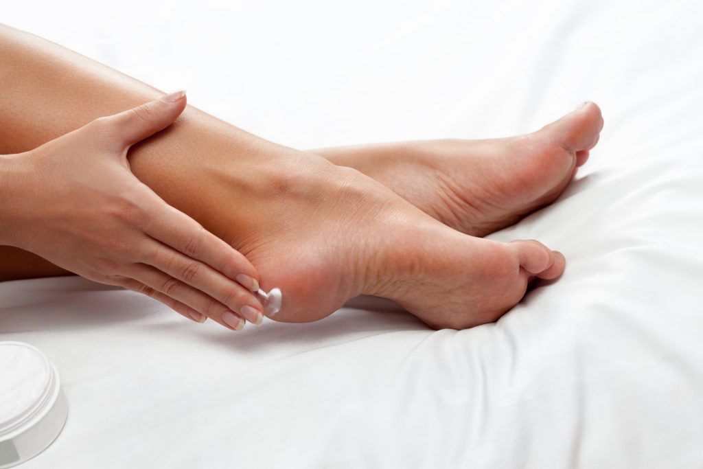 7 Tips Mengatasi Bau Kaki dengan Bahan Alami