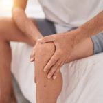 7 Tips Biar Lutut Gak Cepat Kaku Saat Bangun Tidur