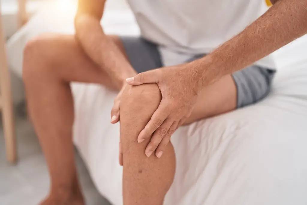 7 Tips Biar Lutut Gak Cepat Kaku Saat Bangun Tidur