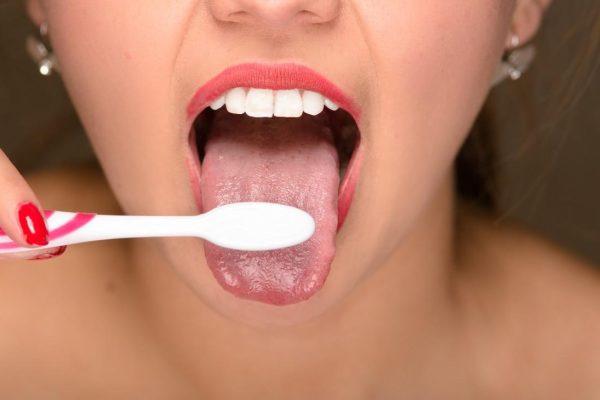 10 Cara Menjaga Kebersihan Lidah Setiap Hari