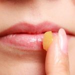 10 Tips Alami untuk Mengatasi Bibir Kering dan Pecah-pecah